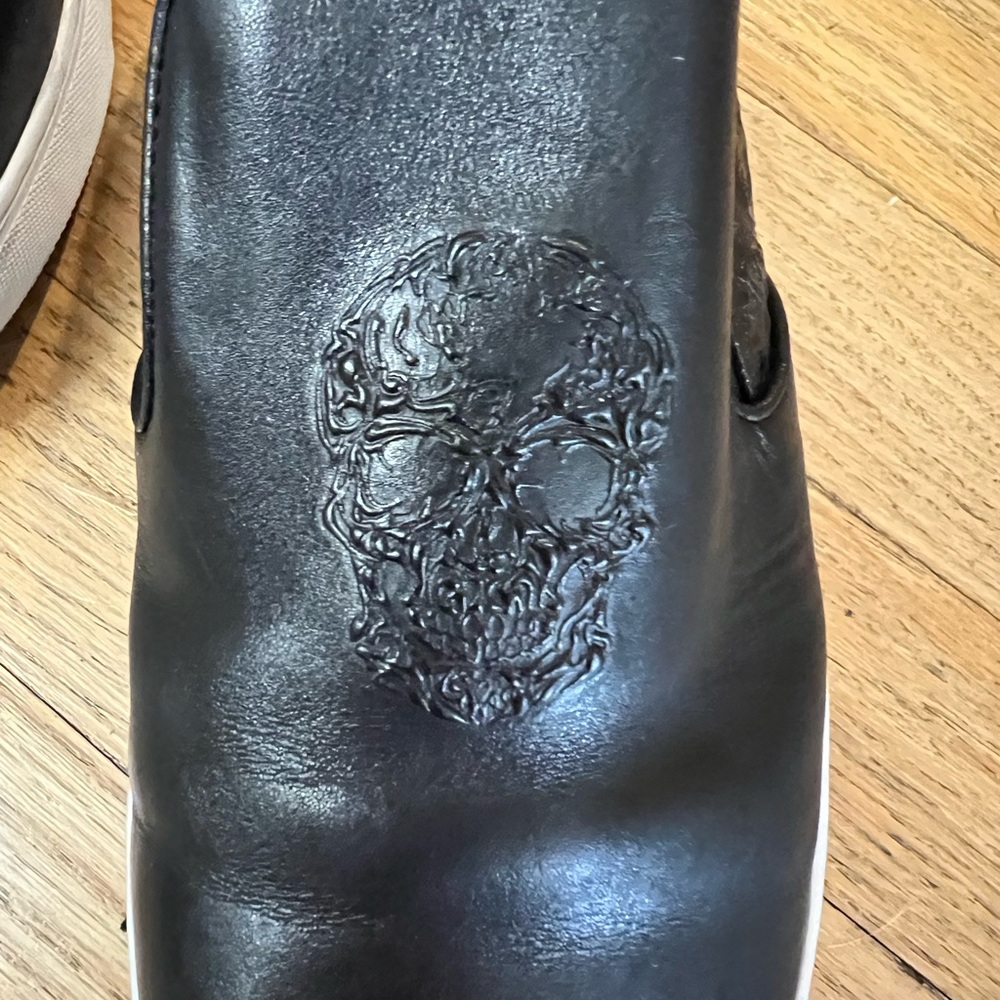 Robert Graham Embossed Skull Leather Shoes - Picture 2 of 16